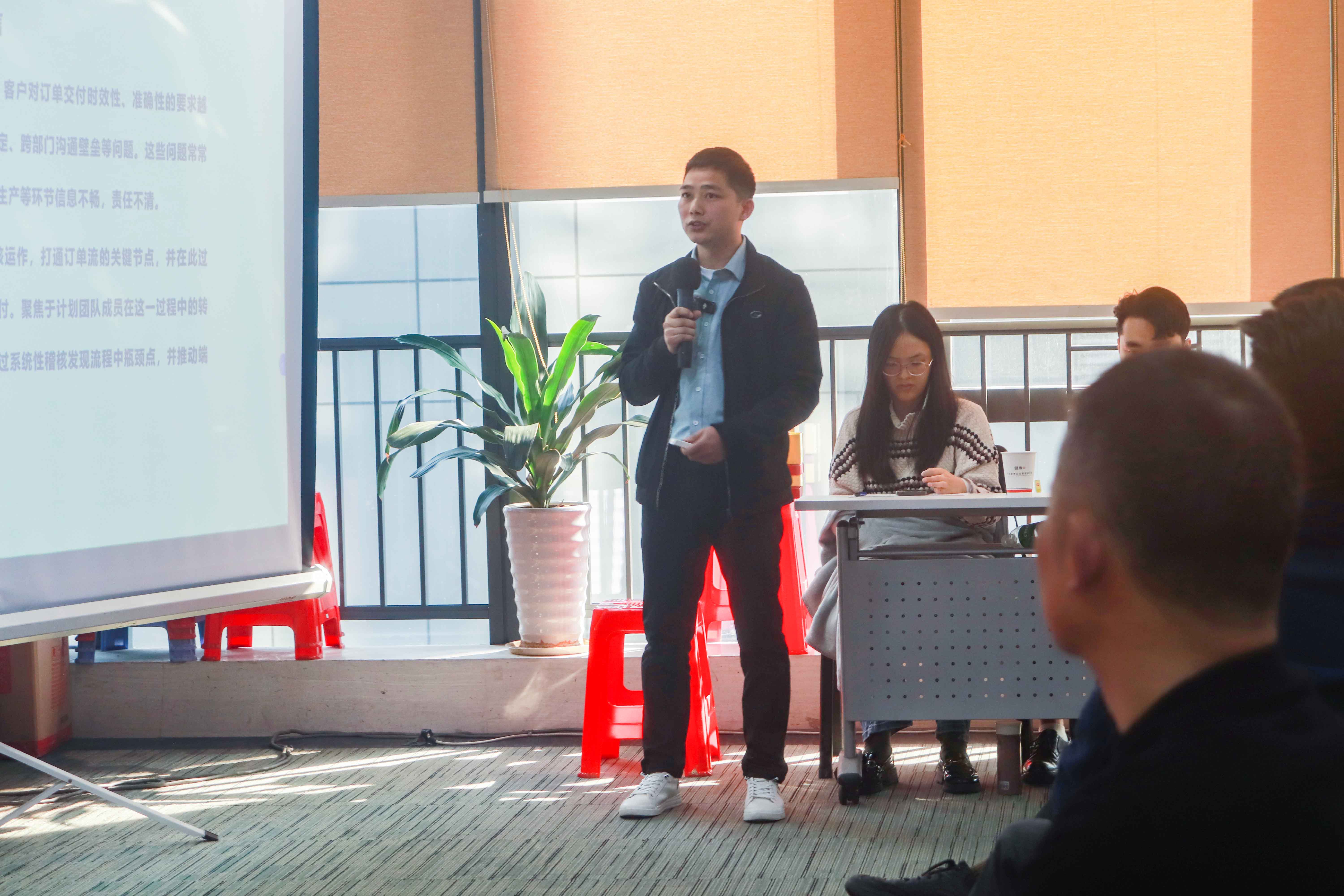 罗新文老师.JPG 罗新文老师.JPG